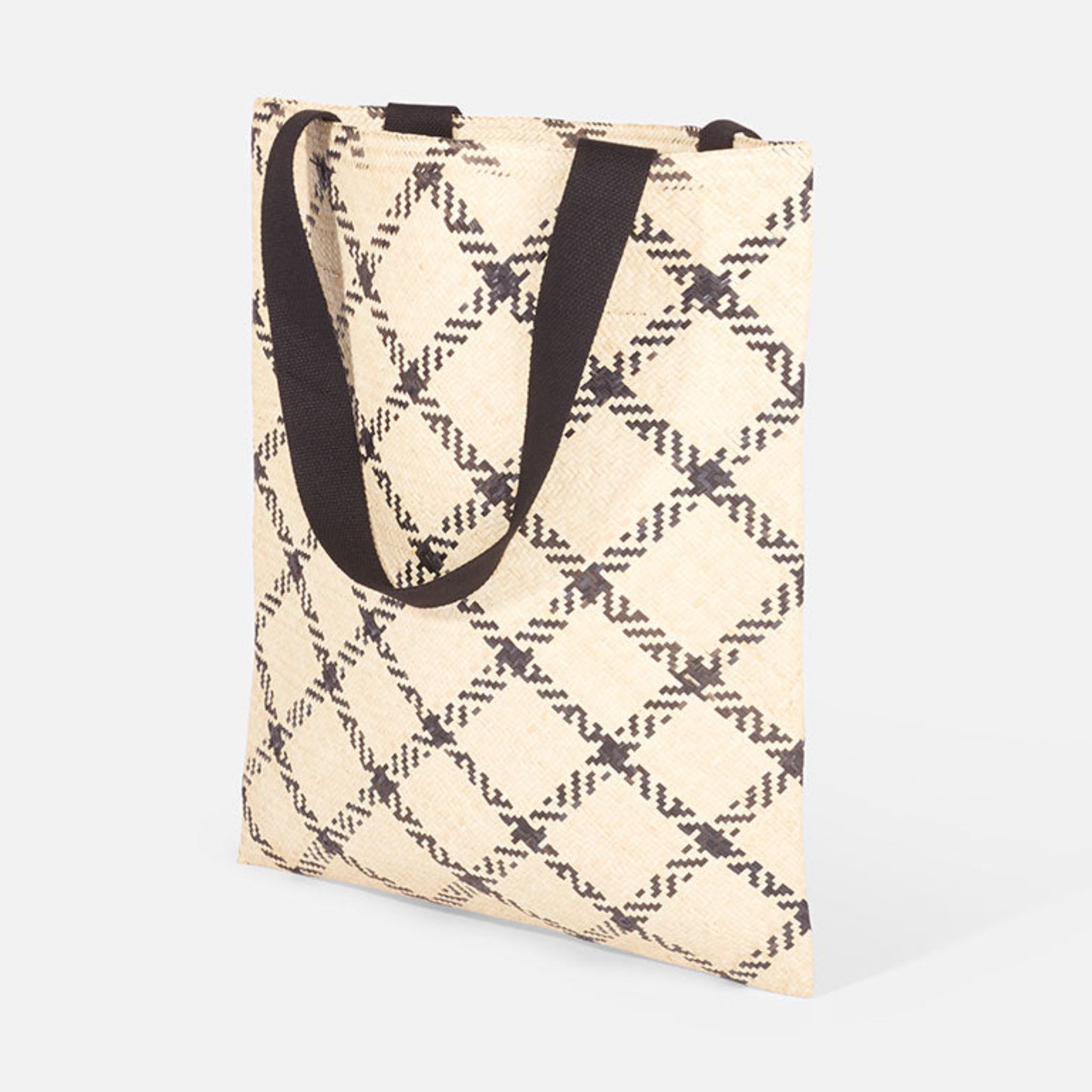 Beige Stofftasche mit schwarzem Rautenmuster und schwarzen Griffen auf weißem Hintergrund.