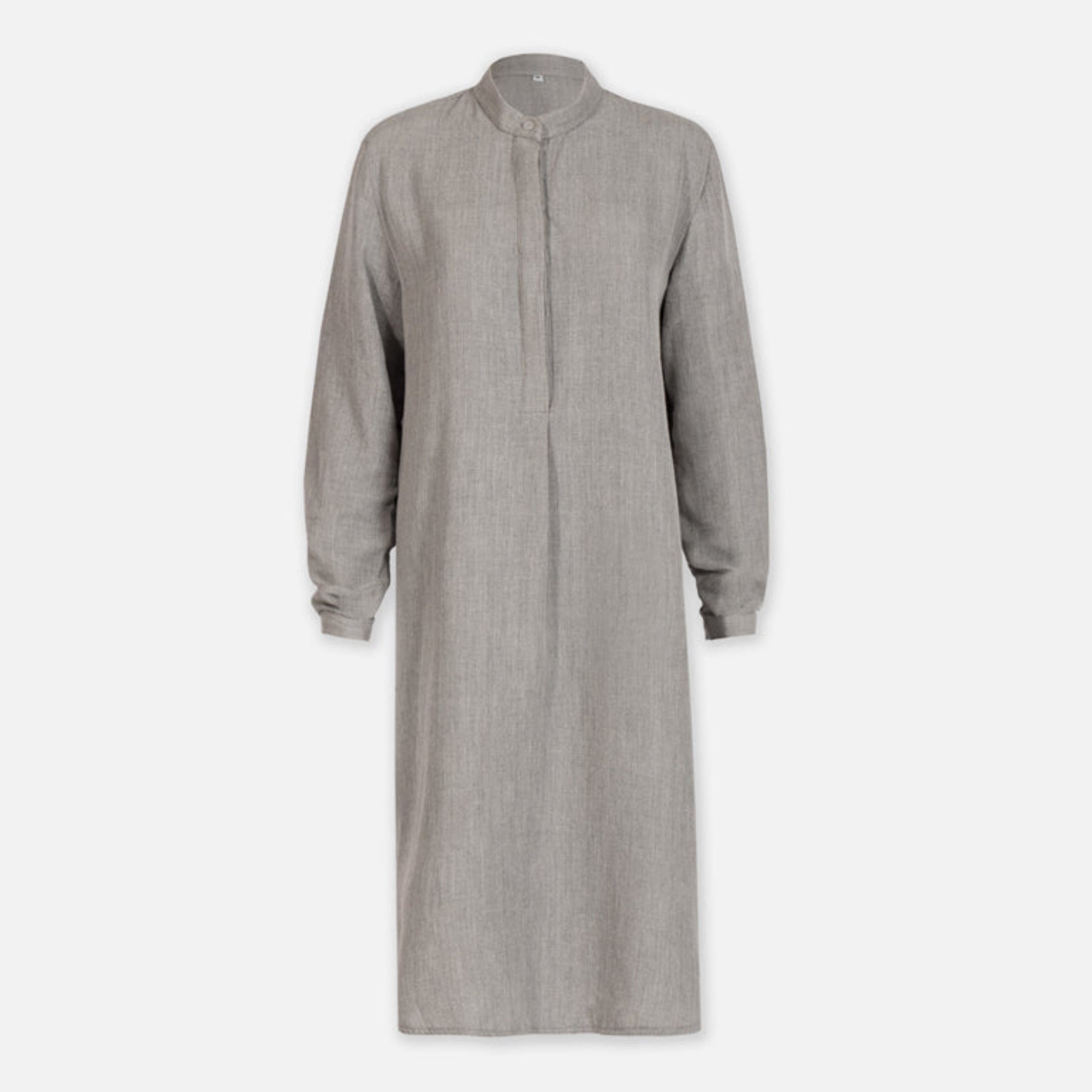 Graues knielanges Kleid mit langen Ärmeln und Stehkragen auf weißem Hintergrund.