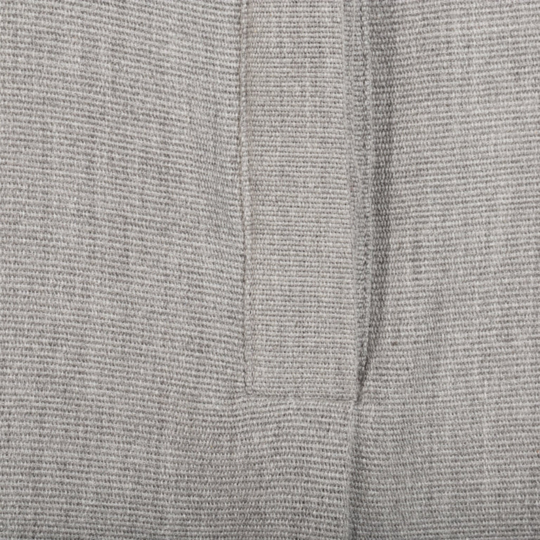 Grauer Stoff mit grober, gewebter Textur und einer rechteckigen Naht in der Mitte.