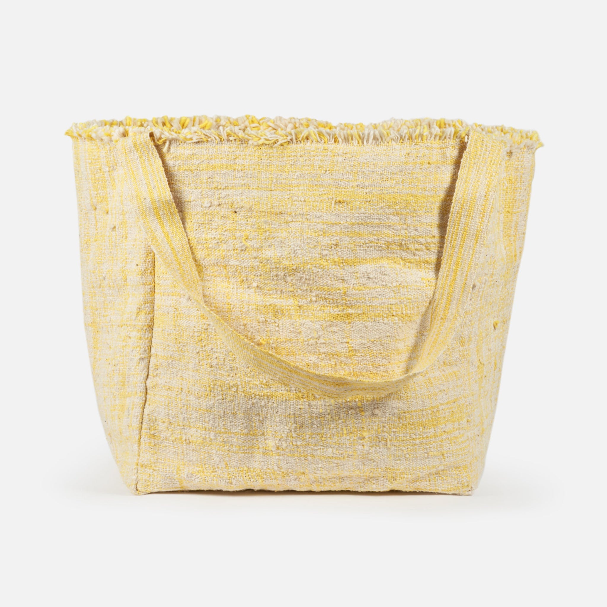 Gelbe Stofftasche mit Fransen am oberen Rand und zwei Henkeln vor weißem Hintergrund.