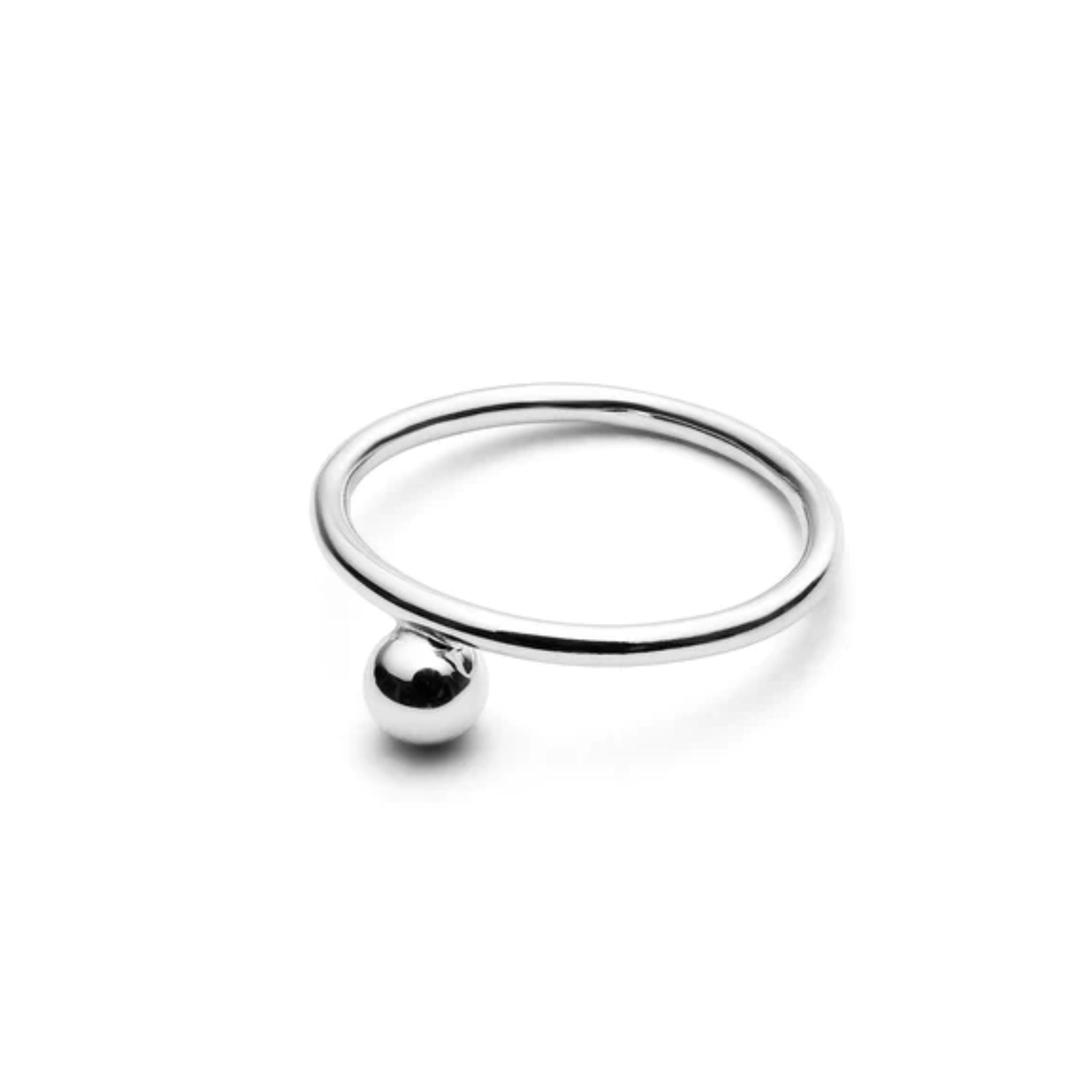 Silberner Ring mit einer kleinen, glänzenden Kugel, auf weißem Hintergrund dargestellt.