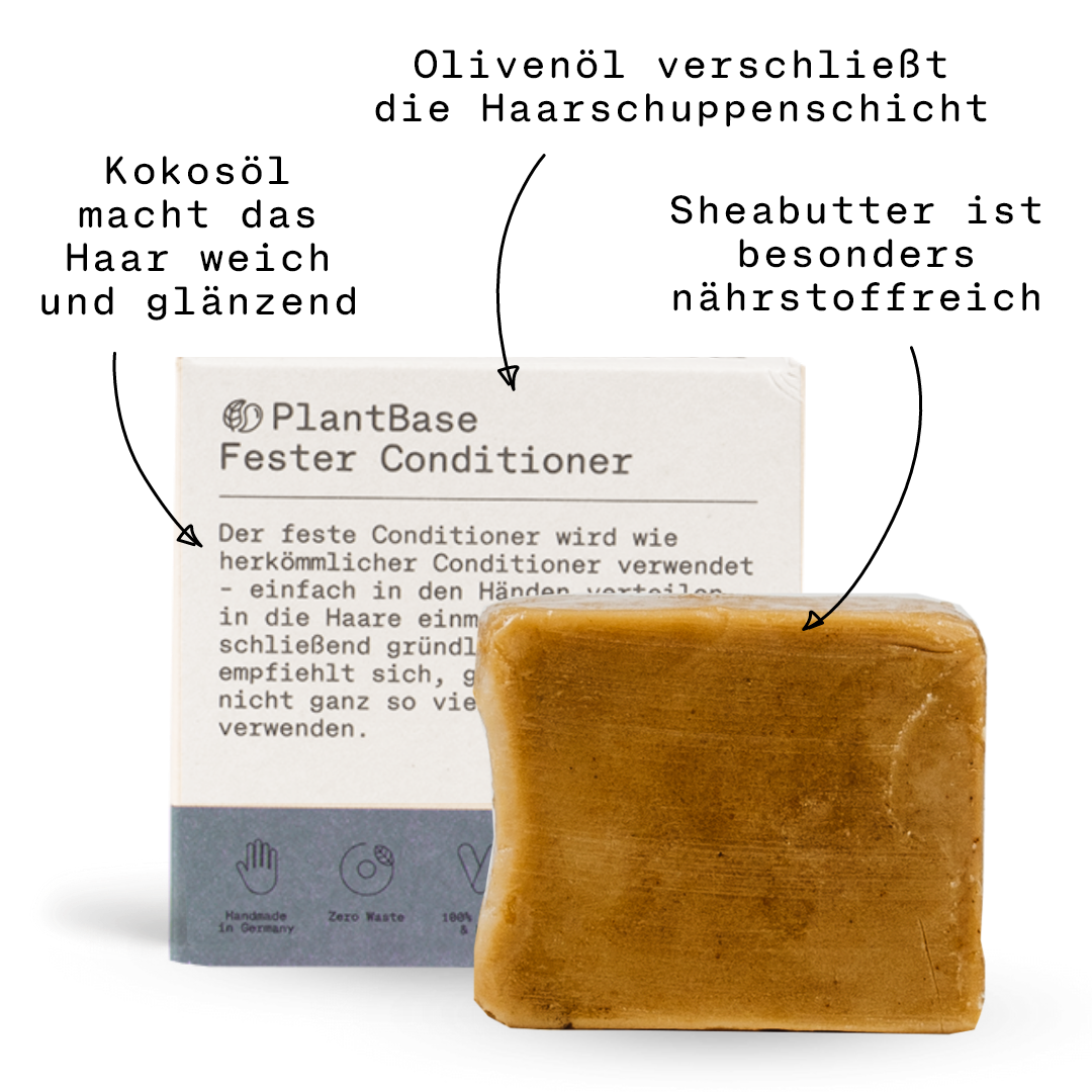 Vor der Schachtel mit der Aufschrift PlantBase Fester Conditioner liegt eine Stange mit festem Conditioner, auf der Verpackung sind deutsche Anweisungen und Symbole für Nachhaltigkeit aufgedruckt.