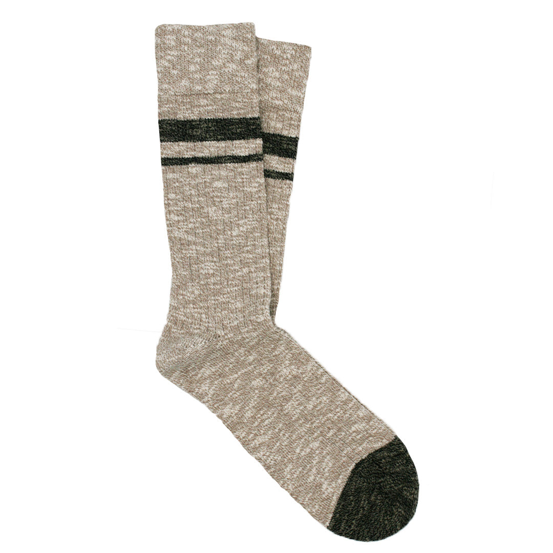 Beige Strümpfe mit dunklen Zehen und zwei dunklen Streifen am Schaft auf weißem Hintergrund.