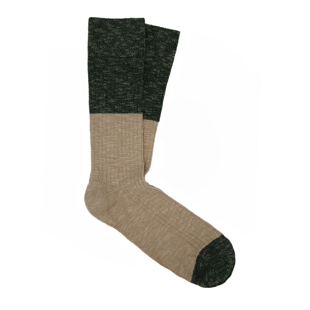 Beige Strümpfe mit dunkelgrünen Abschnitten an den Oberseiten und Zehenspitzen auf weißem Hintergrund.