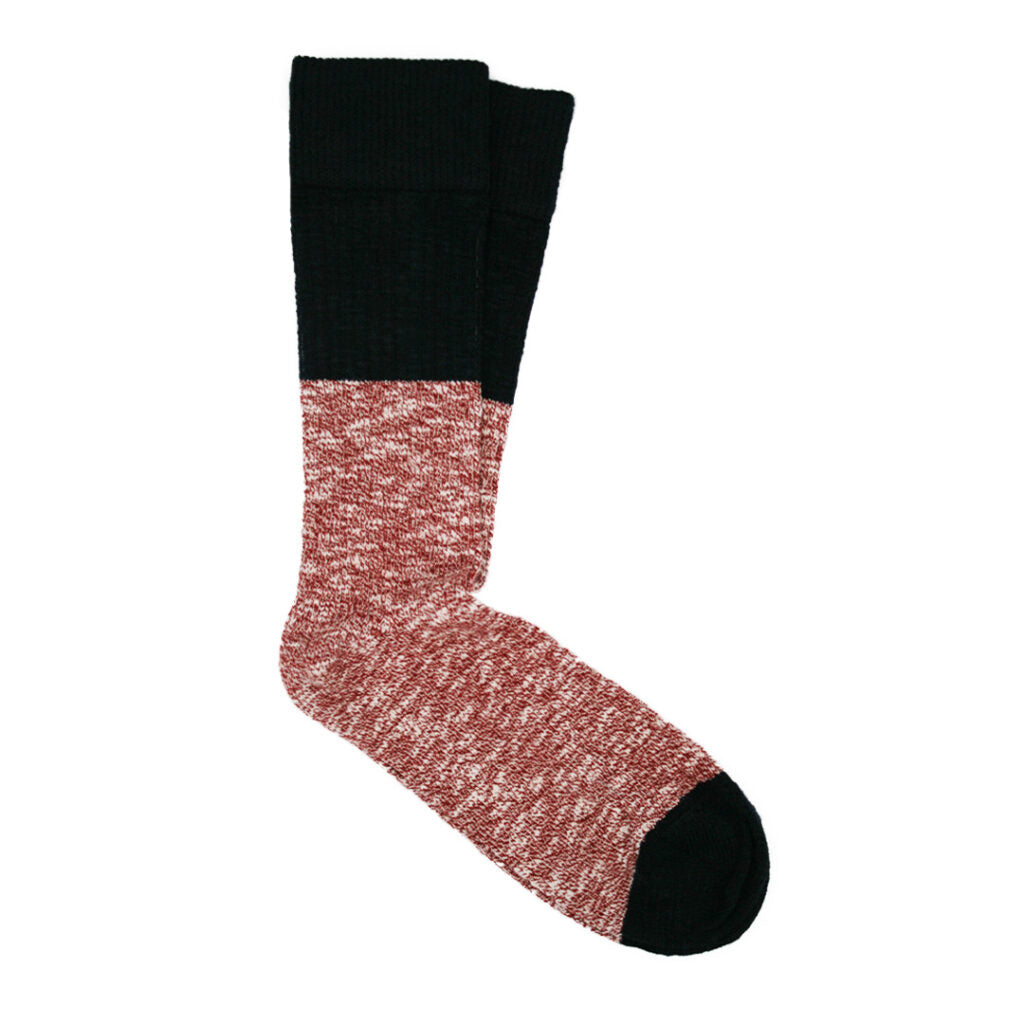Schwarze und rote Stricksocke mit abgesetztem schwarzen Bündchen, Absatz und Zehenbereich.