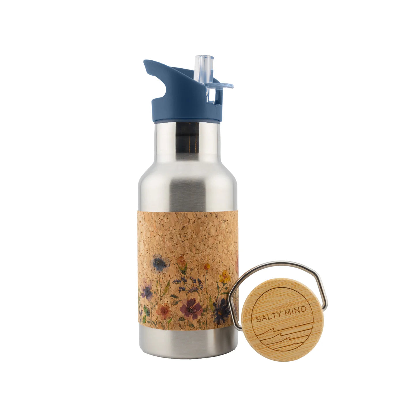 Edelstahlflasche mit blauer Trinkkappe und Korkband mit Blumenmuster, daneben ein Holzkorken mit Metallgriff.