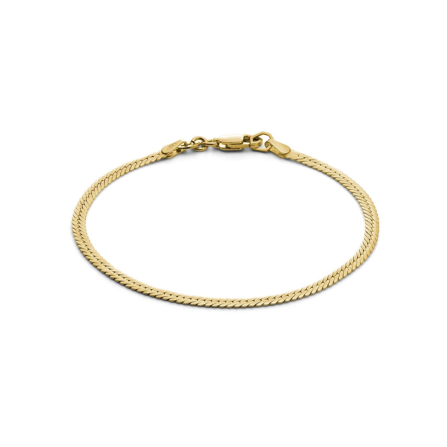 Ein einfaches, goldenes Armband mit Verschluss, auf weißem Hintergrund.