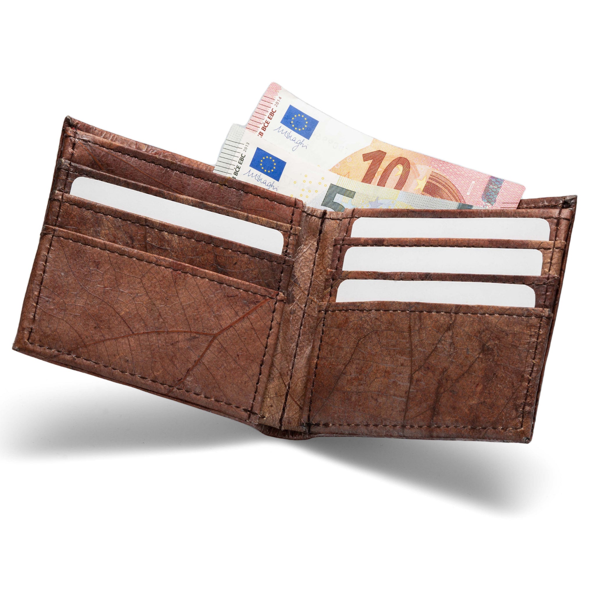 Offene braune Geldbörse mit Euro-Scheinen und mehreren leeren Kartenfächern.