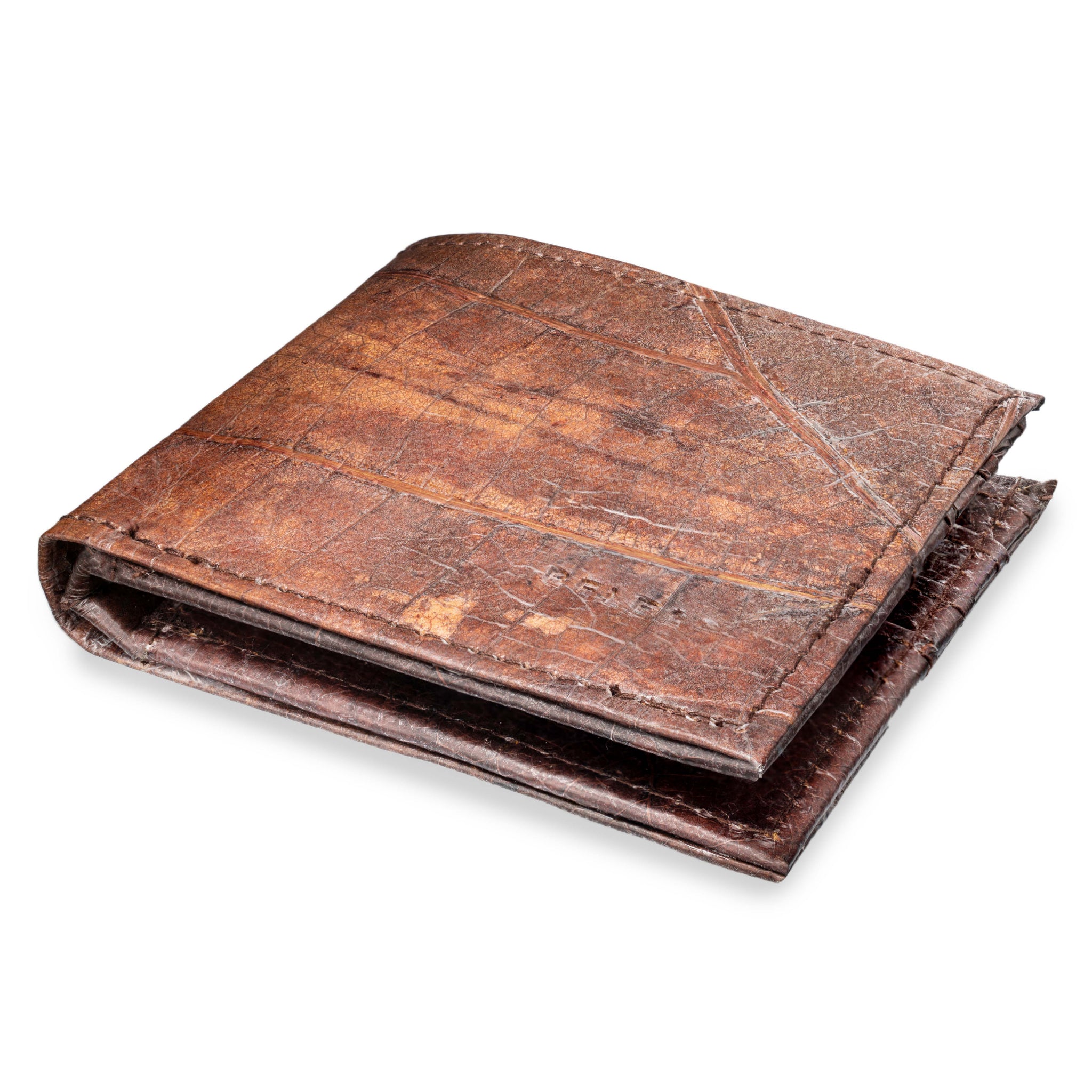 Braune, gealterte Ledergeldbörse mit deutlichen Gebrauchsspuren auf weißem Hintergrund.