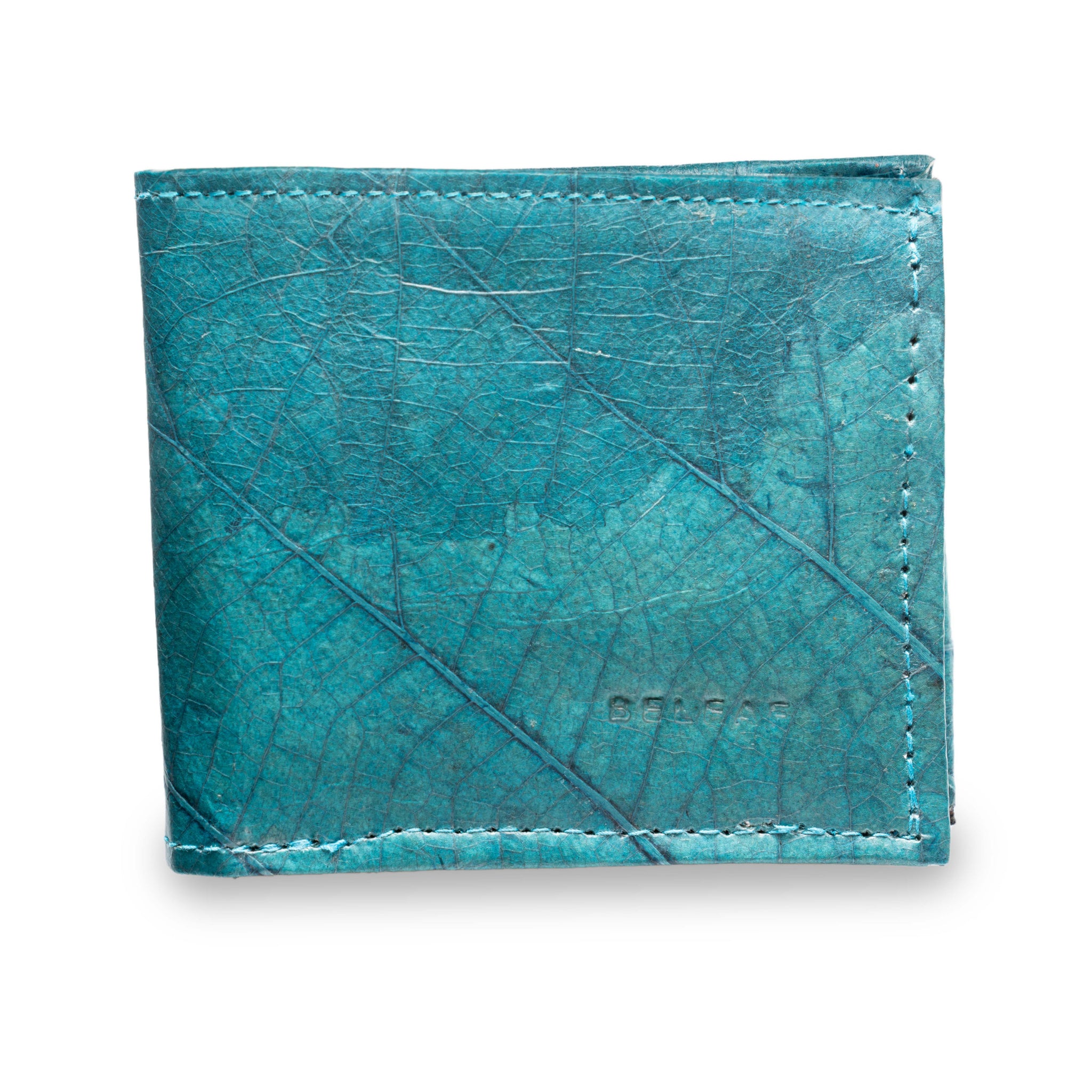 Grünes Portemonnaie mit einer Oberflächenstruktur, die an ein Blattmuster erinnert.