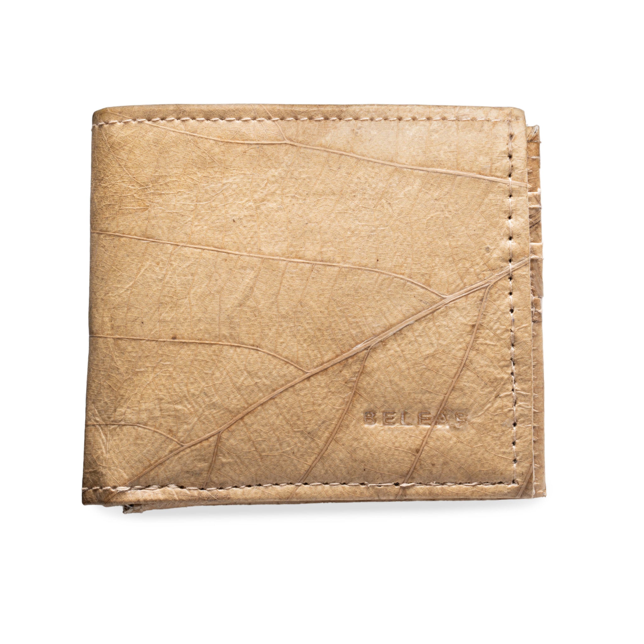 Beiges Portemonnaie aus Blattleder mit sichtbarer Blattstruktur und dezenten Nähten, Marke geprägt.