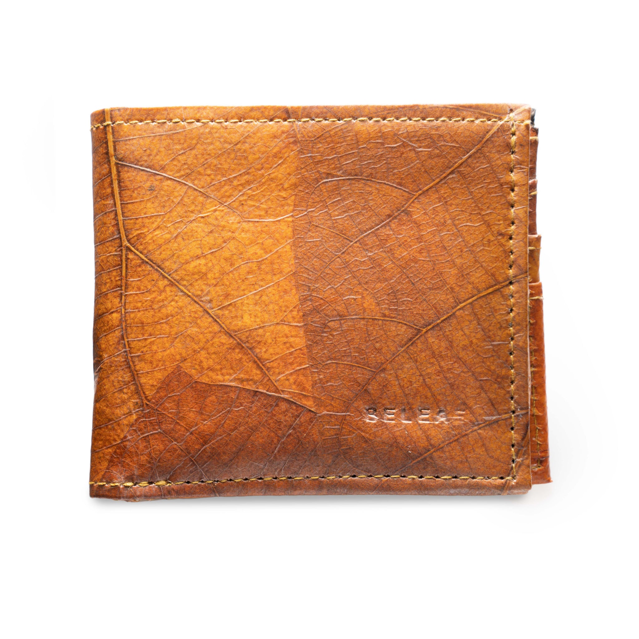 Braune Geldbörse aus pflanzlichem Material, quadratisch, mit sichtbaren Blattadern und dezenter Prägung.