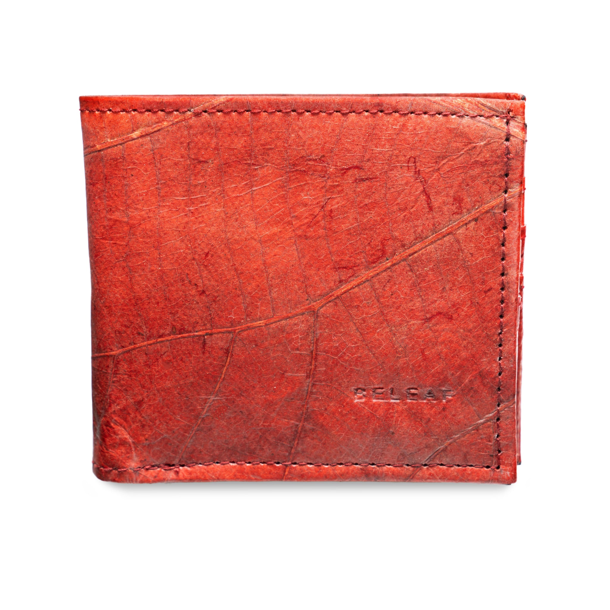 Rote, strukturierte Brieftasche aus veganem Leder im geschlossenen Zustand mit sichtbarer Narbung und Nähten.