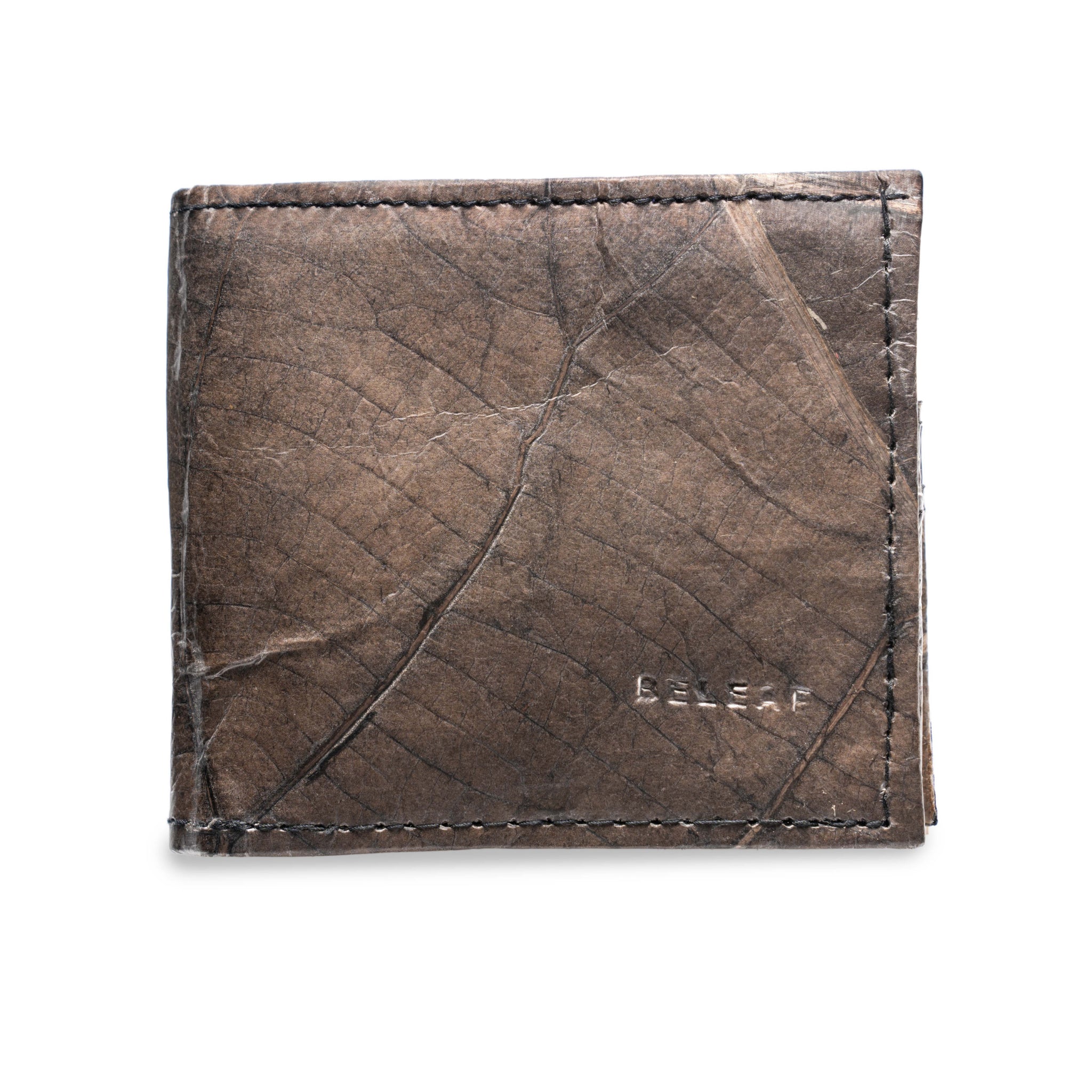 Braune Lederbrieftasche mit sichtbaren Nähten und einer subtilen Blattstruktur auf der Oberfläche.