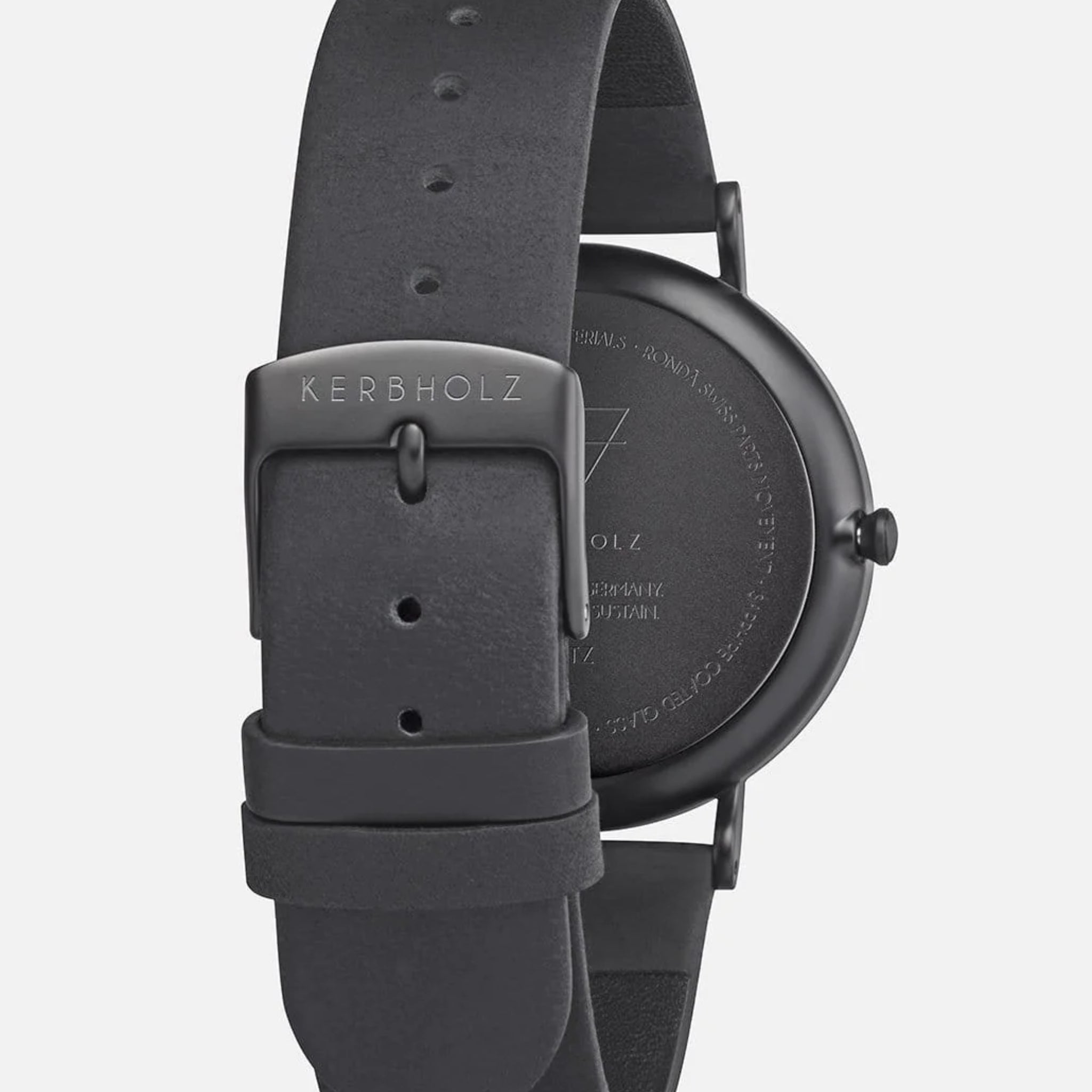 Rückseite einer schwarzen Uhr mit Lederarmband und Schnalle mit der Gravur "Kerbholz".