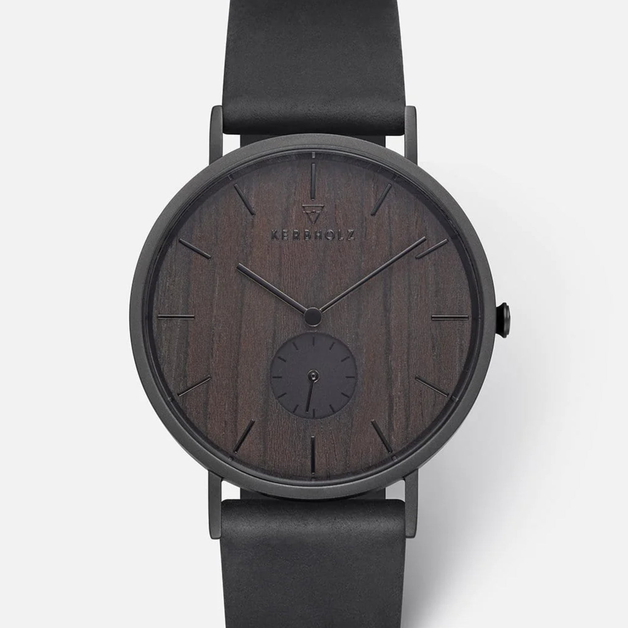 Schwarze Armbanduhr mit Holz-Zifferblatt und minimalistischem Design auf einem schlichten weißen Hintergrund.