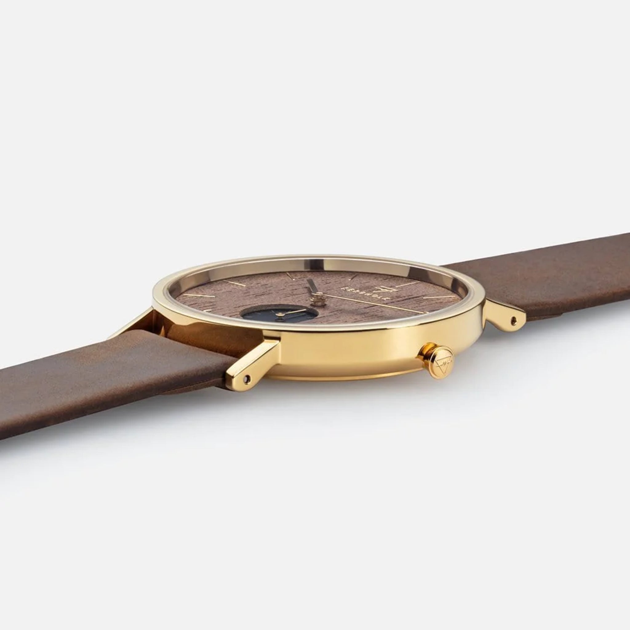 Armbanduhr mit braunem Lederarmband, goldenem Gehäuse und Holzzifferblatt in Seitenansicht.