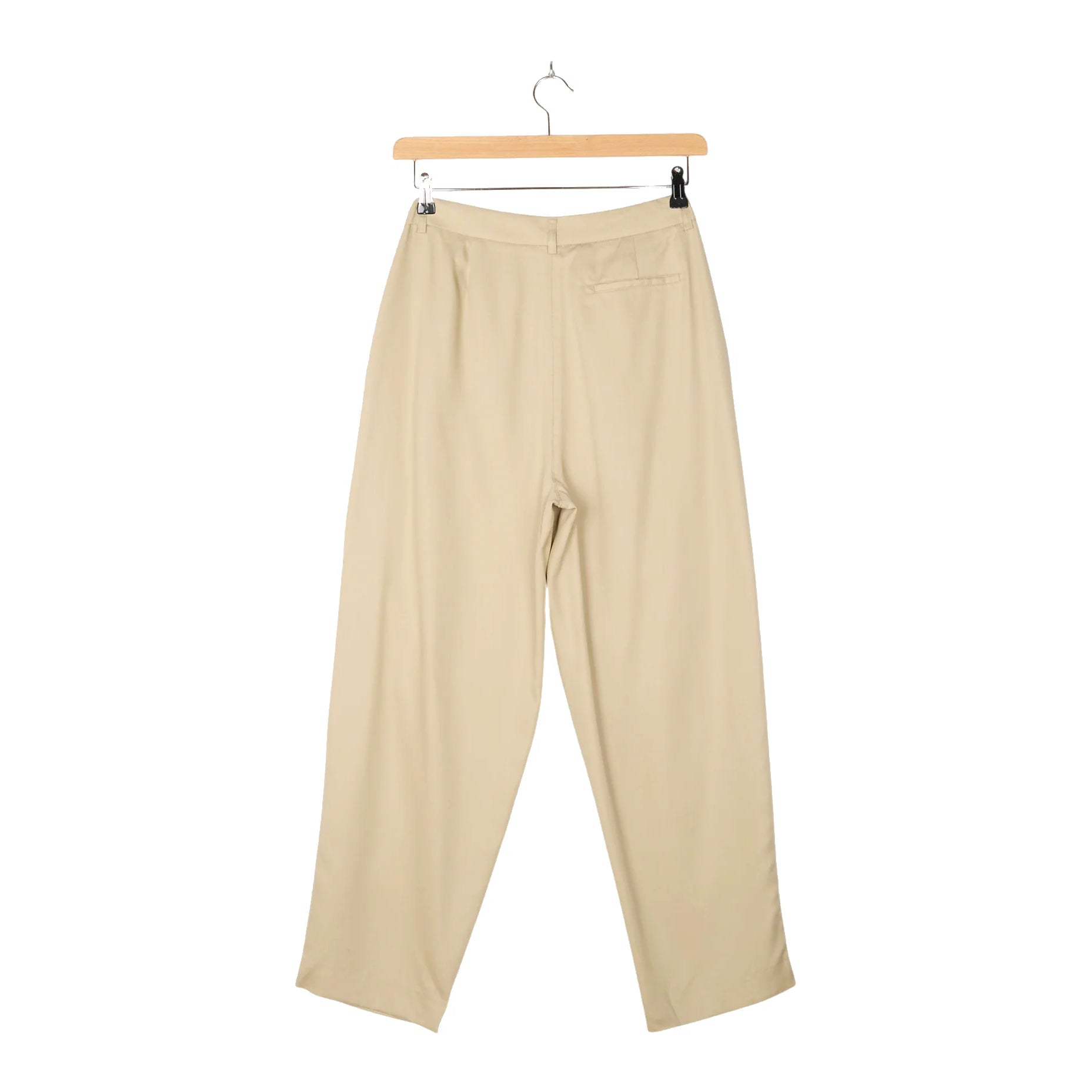 Beigefarbene Anzughose auf einem Holzbügel vor weißem Hintergrund, von hinten gezeigt, mit einer einzigen Gesäßtasche auf der rechten Seite.