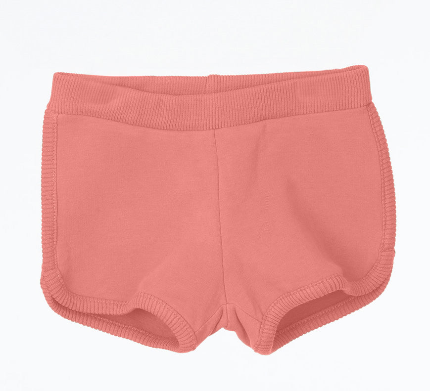 Rosa Baumwollshorts mit elastischem Bund und gerippten Abschlüssen, flach auf weißem Hintergrund.