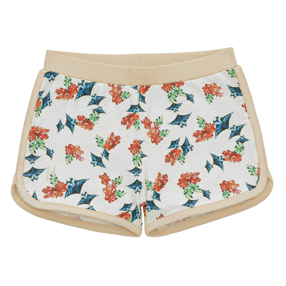 Beigefarbene Shorts mit einem farbenfrohen Muster aus blauen Fledermäusen und orange-roten Blumen mit grünen Blättern, flach auf weißem Hintergrund.
