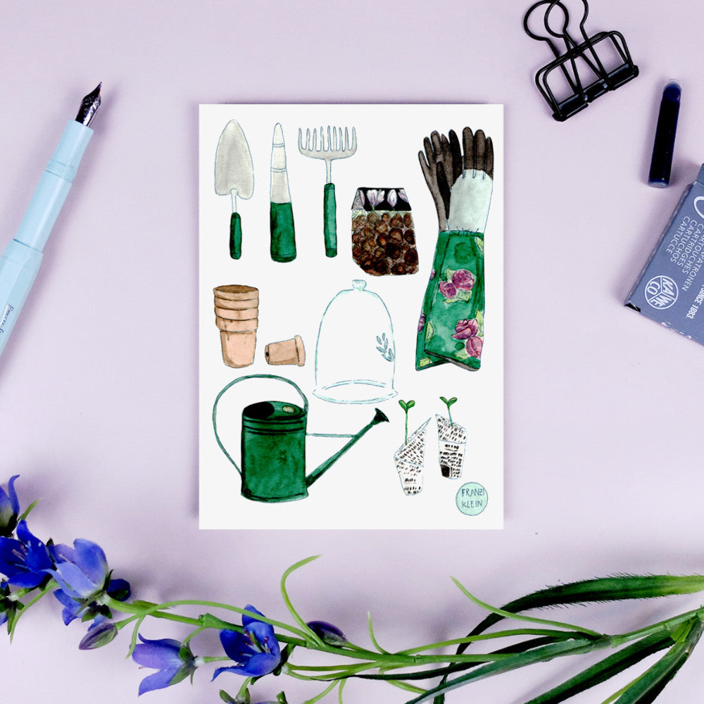 Illustration von Gartenwerkzeugen und Pflanzen, umgeben von Stiften und blauen Blumen auf einem rosa Hintergrund.