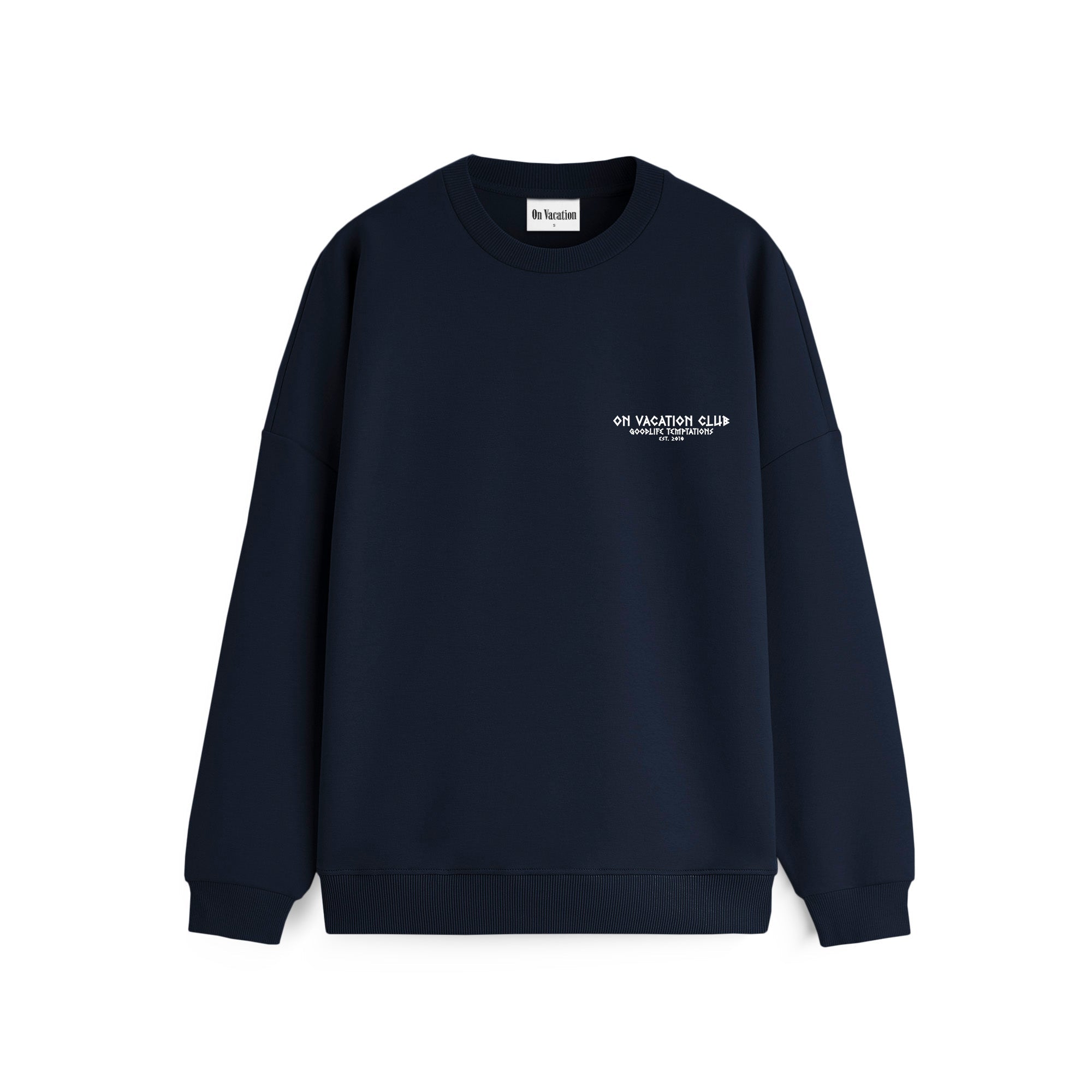 Ein marineblaues Sweatshirt mit Rundhalsausschnitt und langen Ärmeln. Auf der oberen linken Brust befindet sich ein kleines weißes Logo und ein kleinerer Text mit der Aufschrift 01 VACATION CLUB und einem kleineren Text darunter. Das Sweatshirt hat eine lockere Passform.