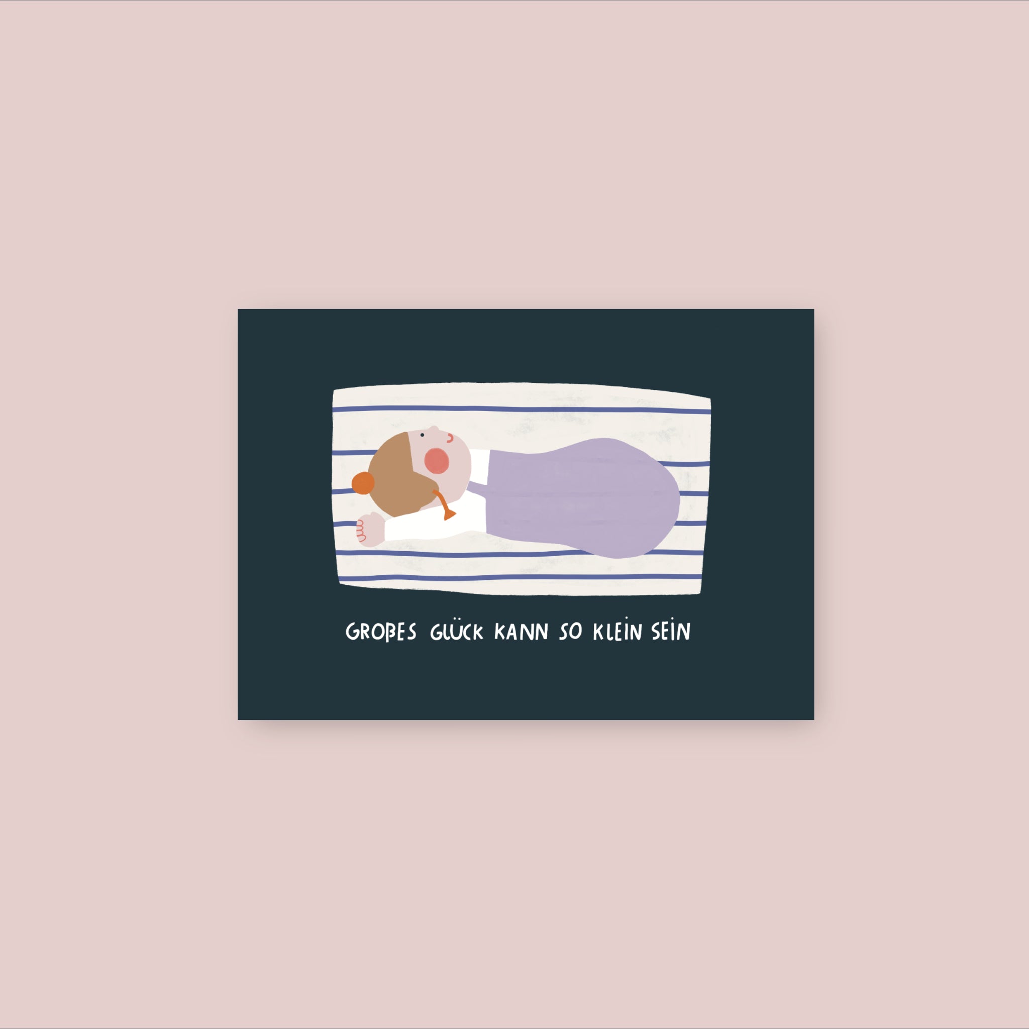 Illustration eines schlafenden Babys mit dem Text "Großes Glück kann so klein sein" auf einem dunklen Hintergrund.