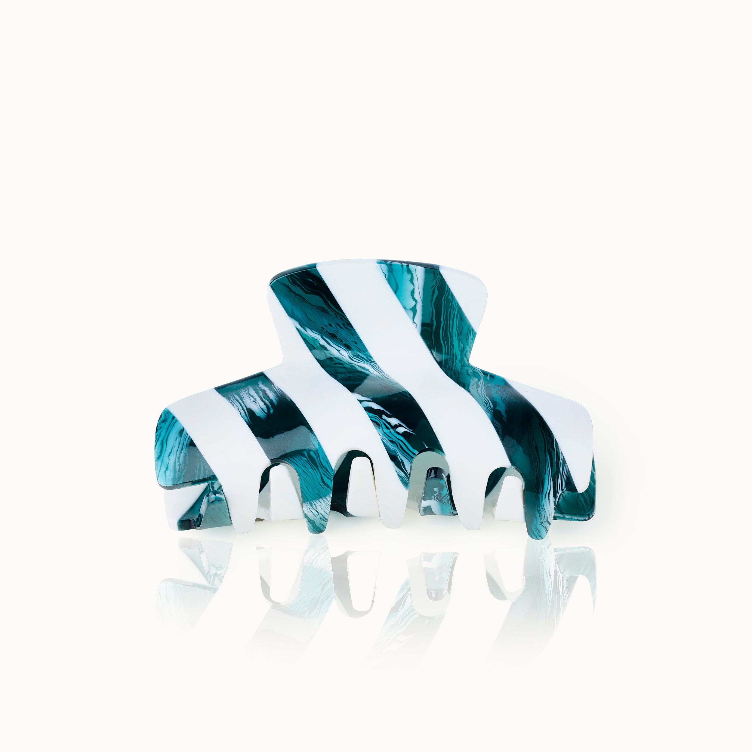 Eine Haarspange mit blau-weißen Streifen und reflektiertem Design auf weißem Hintergrund.