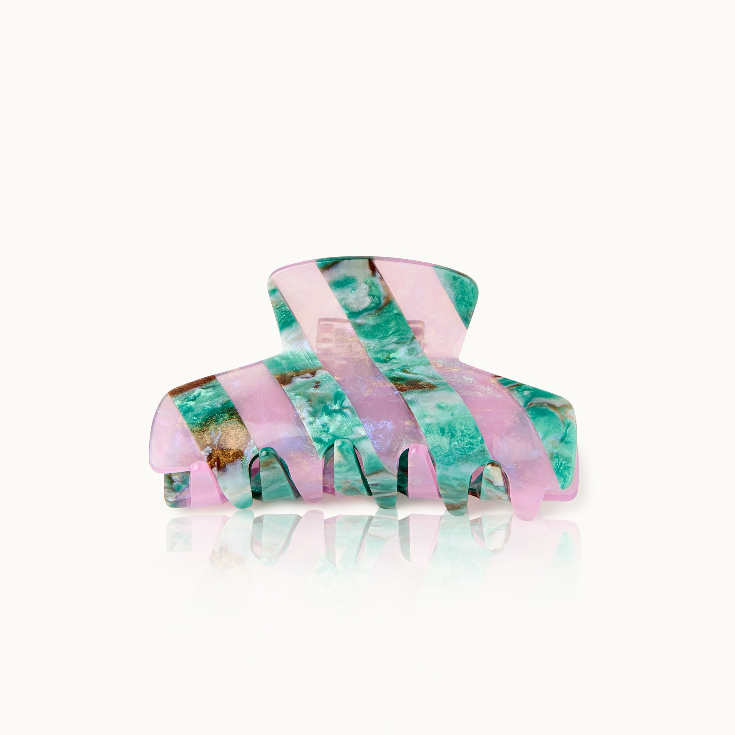 Haarspange mit rosa und grün marmorierten Streifen auf weißem Hintergrund.