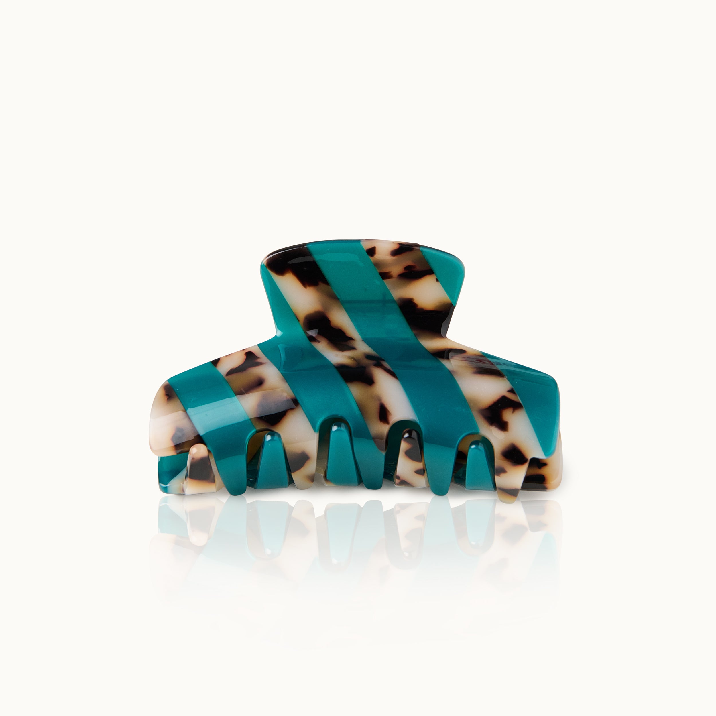 Haarklammer mit türkis-blauen und braun-schwarzen Streifen auf weißem Hintergrund.