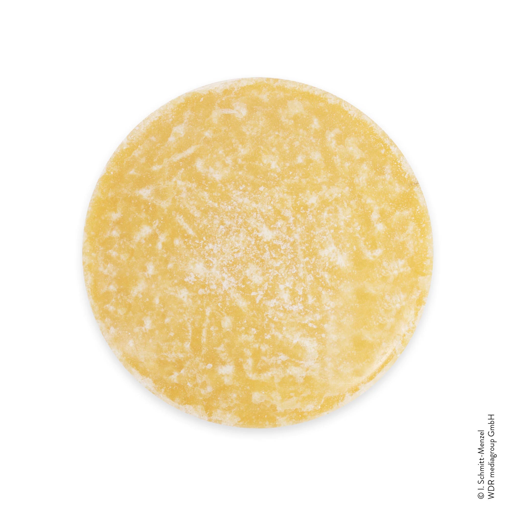 Eine runde, gelbe Scheibe mit leicht strukturierter Oberfläche und weißem Pulverbelag, fotografiert auf weißem Hintergrund.
