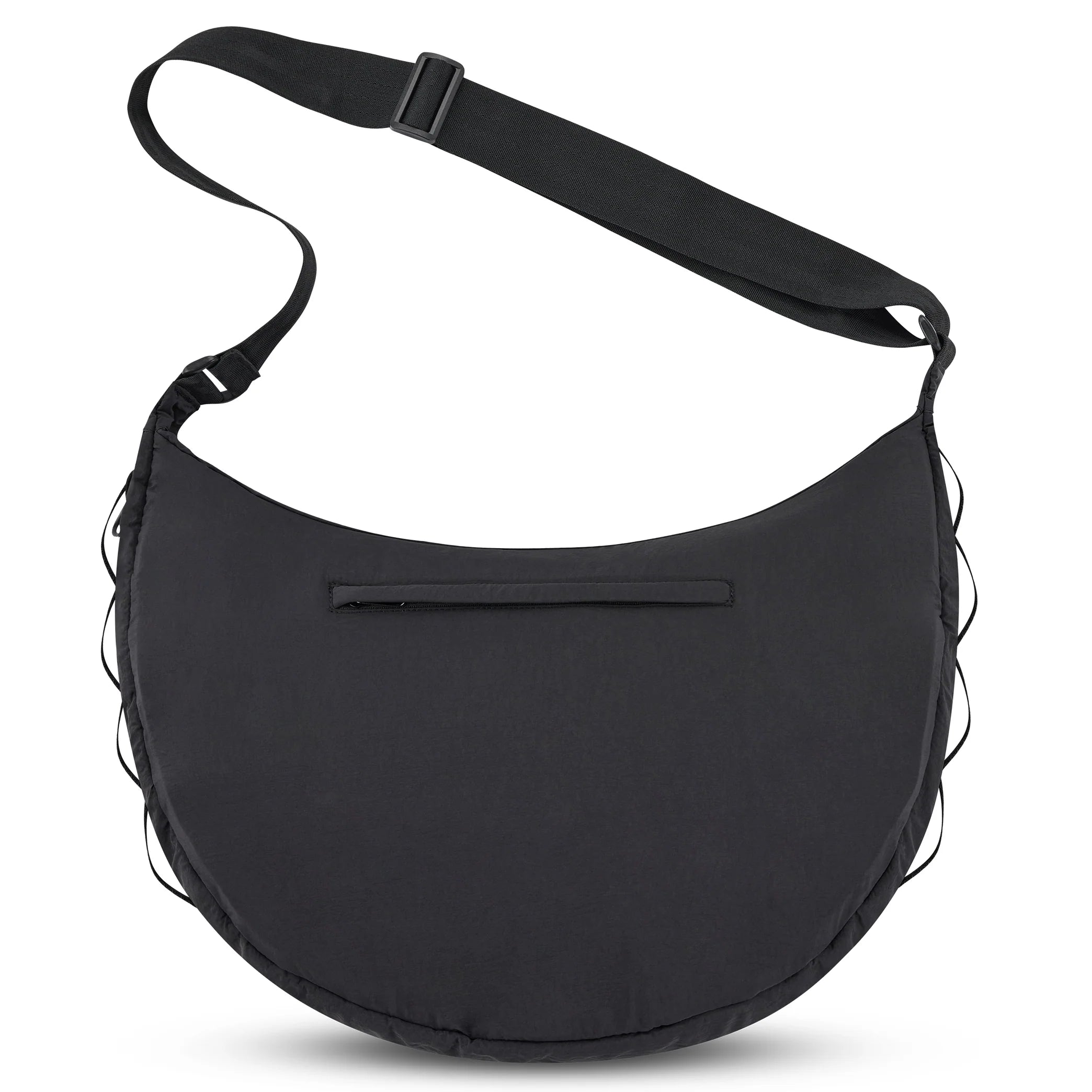 Eine große, schwarze, halbmondförmige Umhängetasche mit verstellbarem Riemen und einer horizontalen Reißverschlusstasche auf der Vorderseite. Die Tasche hat ein einfaches, minimalistisches Design.