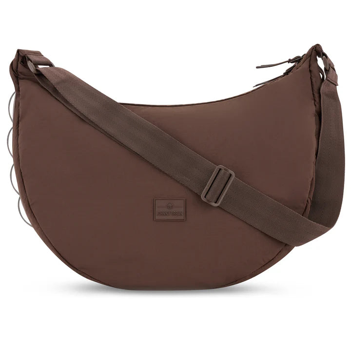 Braune, halbmondförmige Umhängetasche mit verstellbarem Schulterriemen und einem kleinen rechteckigen Aufnäher auf der Vorderseite, der den Markennamen zeigt.