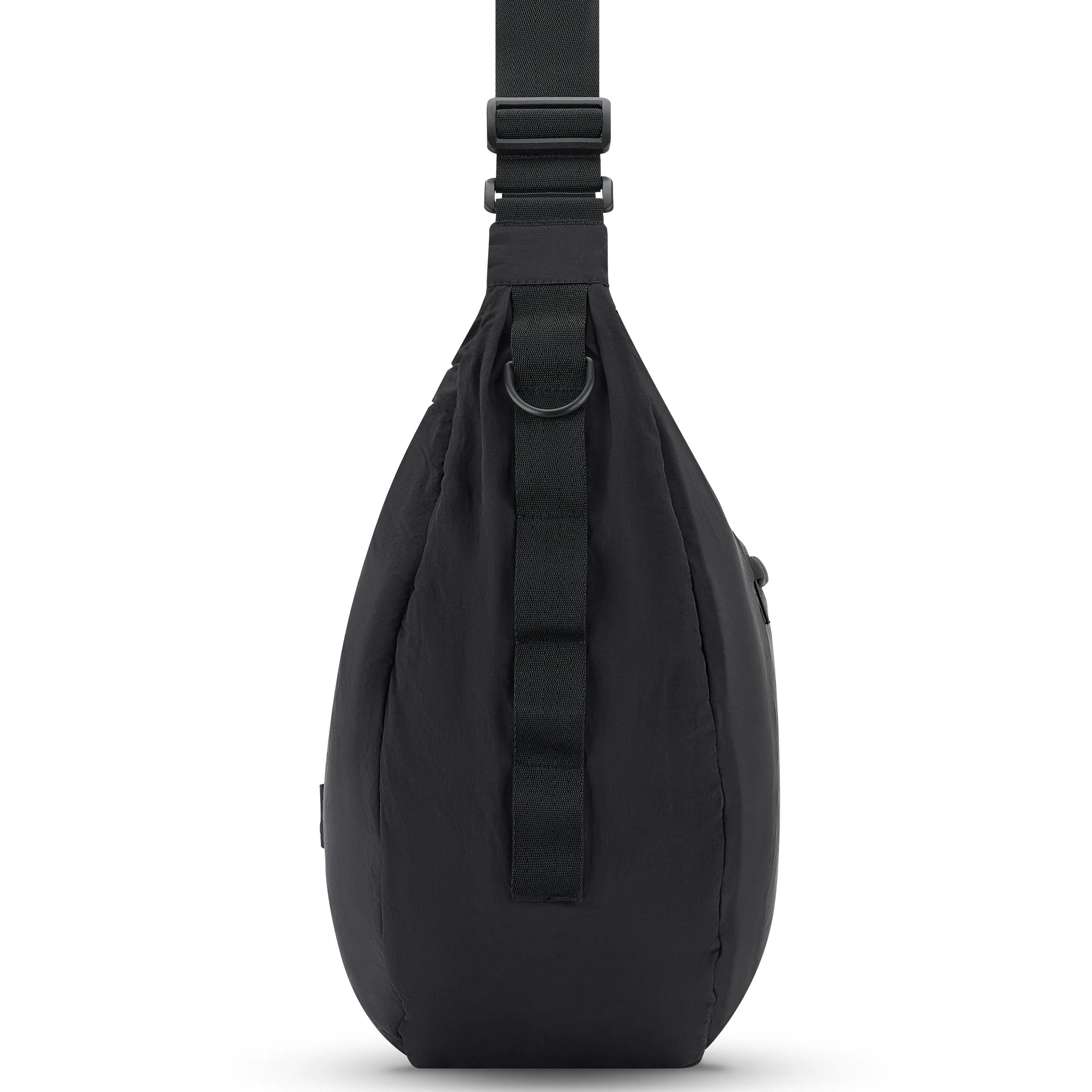 Seitenansicht einer schwarzen Crossbody-Slingtasche mit breitem, verstellbarem Riemen und vertikaler Gurtbandschlaufe. Die Tasche hat ein glattes, minimalistisches Design und abgerundete Kanten.