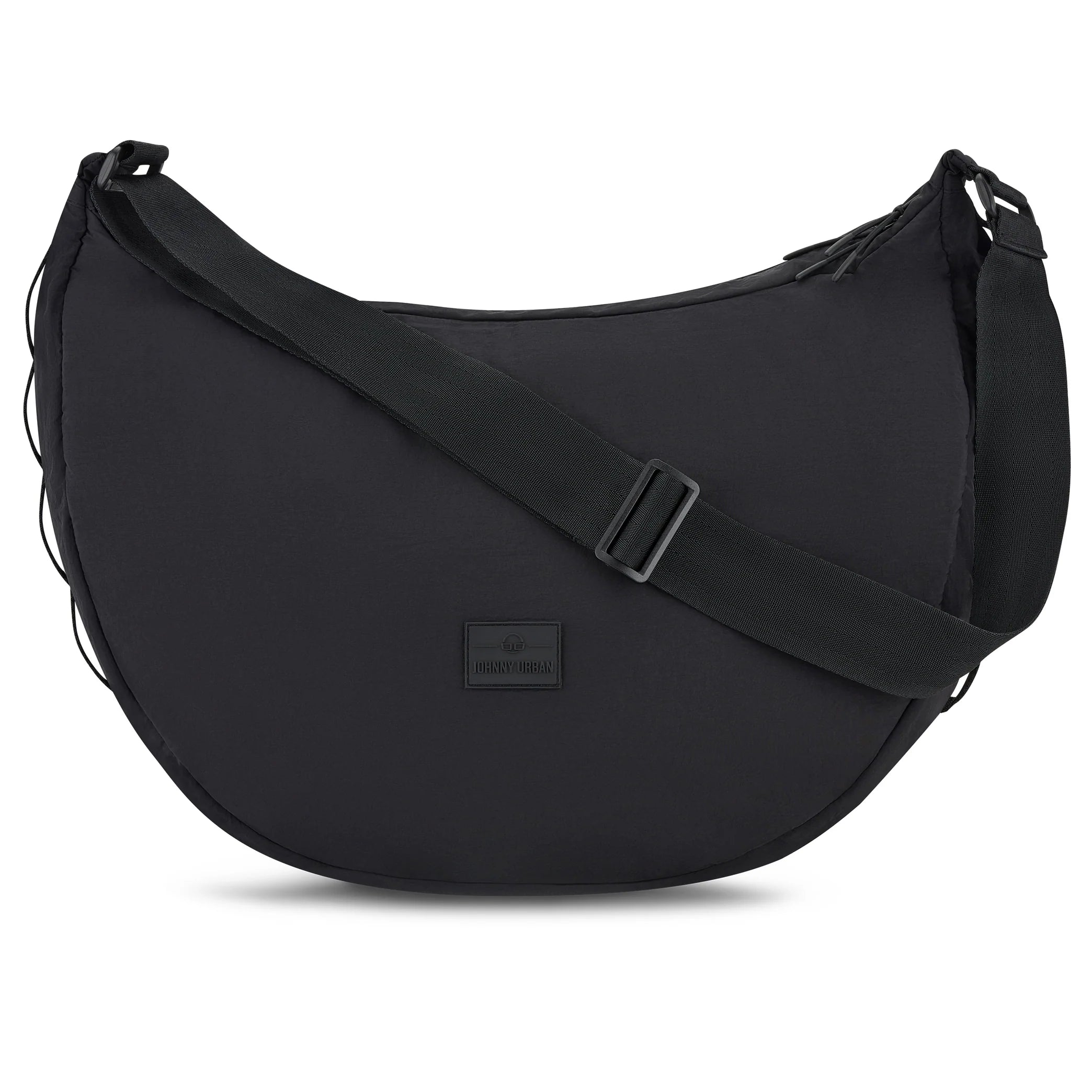 Schwarze, halbmondförmige Crossbody-Tasche mit verstellbarem Schulterriemen und einem kleinen rechteckigen Etikett auf der Vorderseite. Die Tasche hat ein minimalistisches, modernes Design.