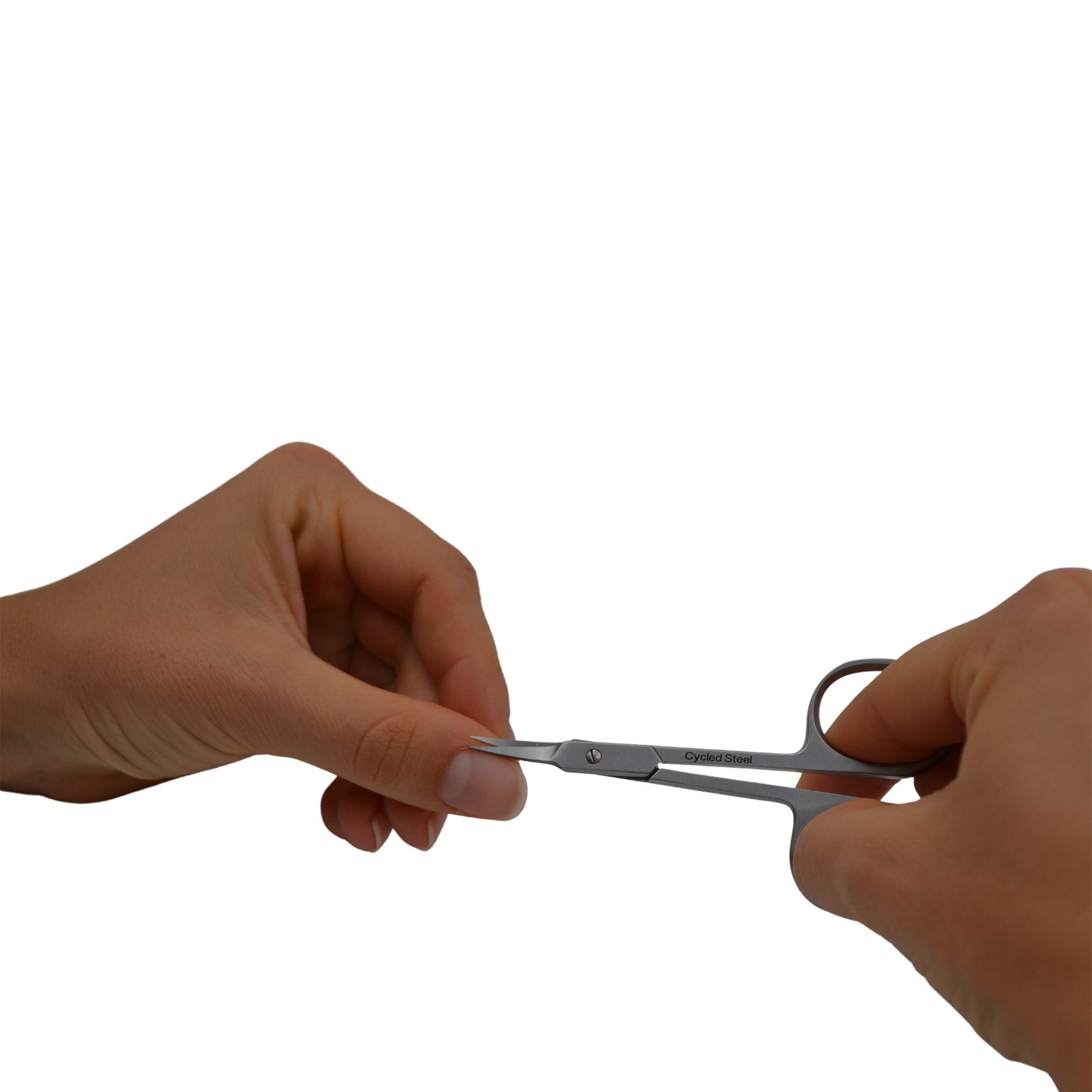 Eine Person schneidet mit einer kleinen, silbernen Schere die Nägel ihrer linken Hand vor einem schlichten weißen Hintergrund.