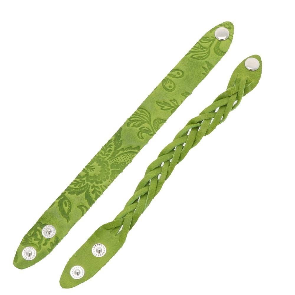 Zwei grüne Stoffarmbänder mit geprägten Blumenmustern; eines ist flach, das andere ist geflochten. Beide haben Druckknöpfe aus Metall an den Enden.