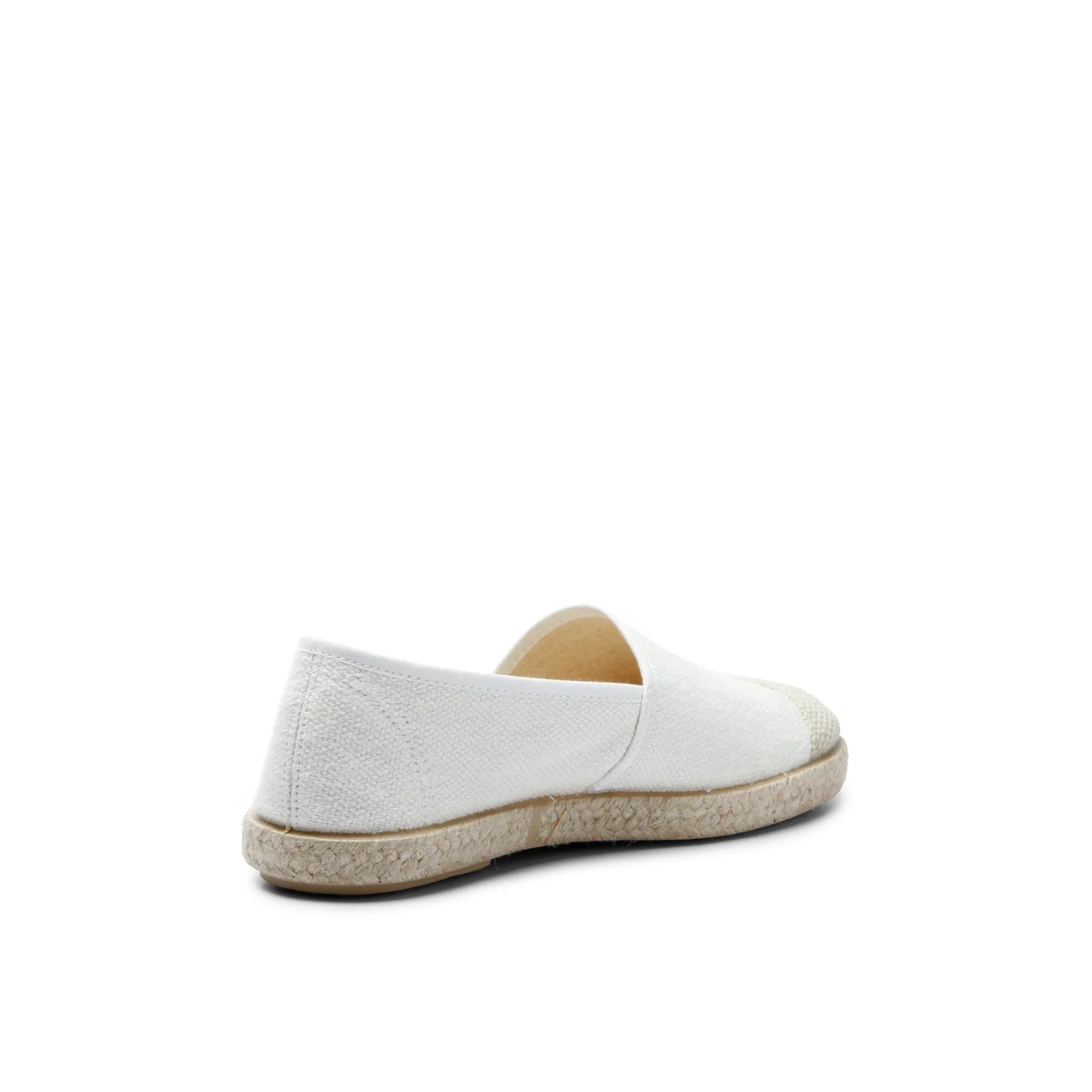 Weißer flacher Schuh aus Stoff mit einer Sohle aus geflochtenem Material, seitlich von hinten aufgenommen.