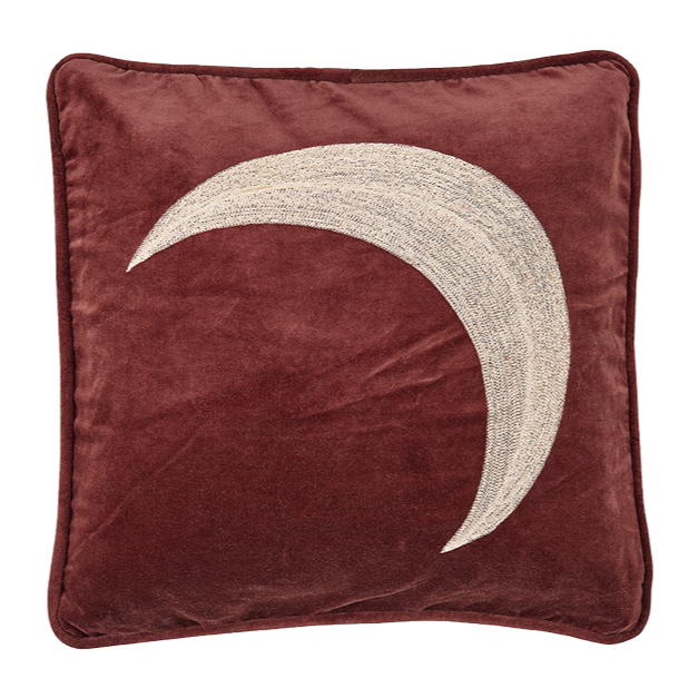 Rotes Kissen mit cremefarbenem, gebogenem Muster in der Mitte.