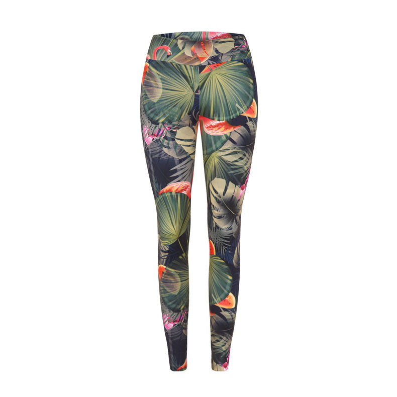 Bunte Leggings mit tropischem Muster aus großen Blättern und rosa Flamingos auf weißem Hintergrund.