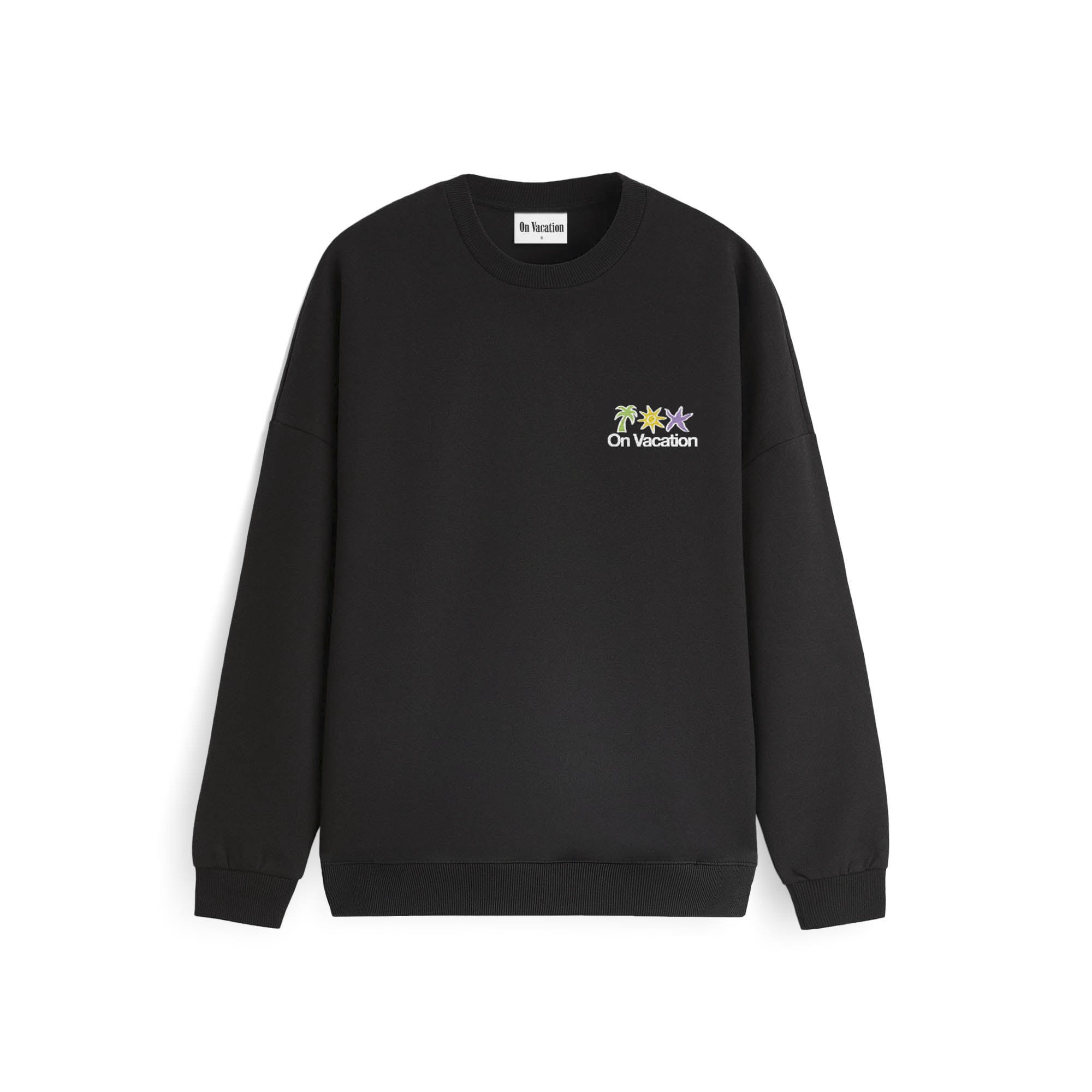 Ein schwarzes Sweatshirt mit Rundhalsausschnitt und einem kleinen On Vacation-Logo sowie drei bunten Palmen auf der linken oberen Brustseite. Das Sweatshirt liegt flach auf einem weißen Hintergrund.