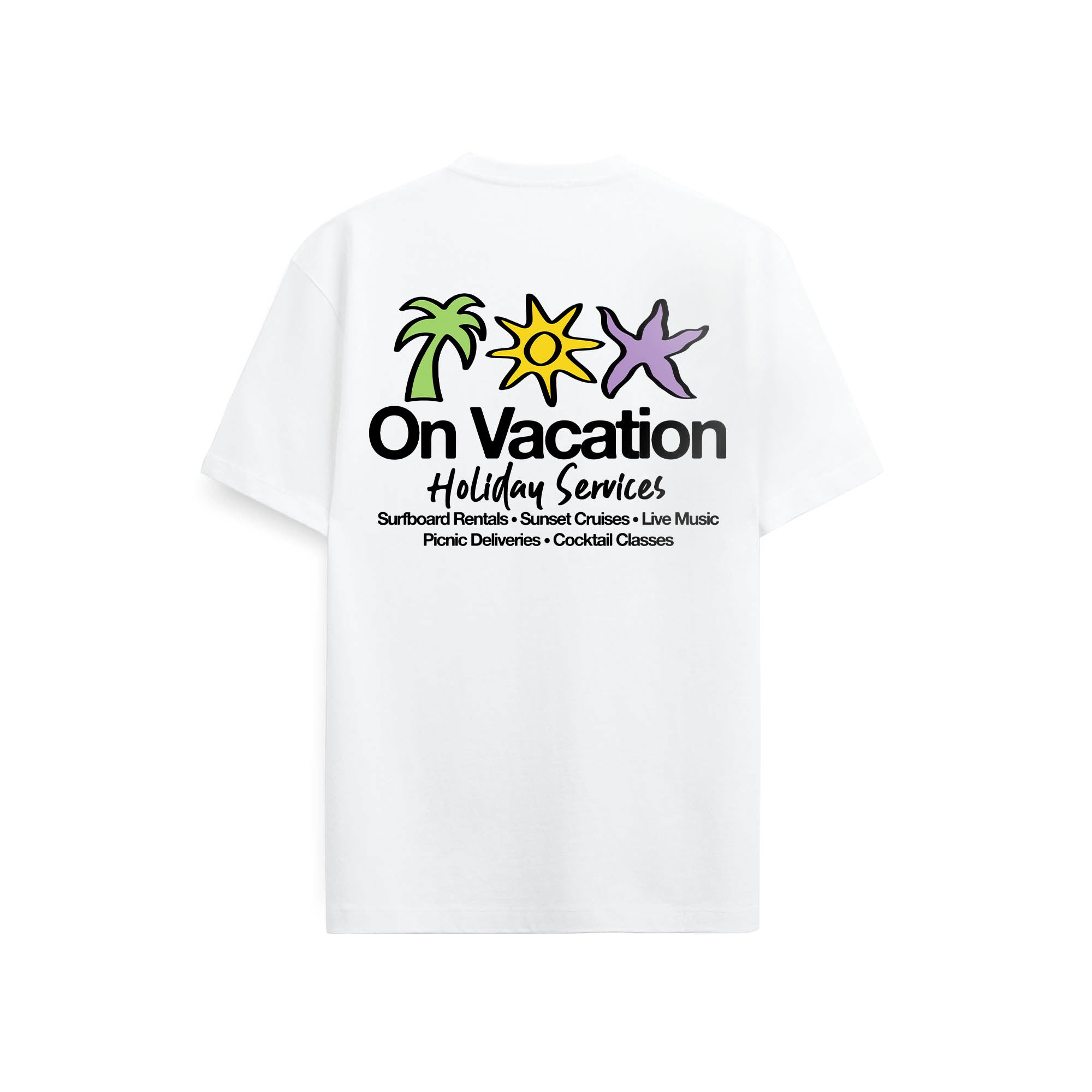 Ein weißes T-Shirt mit Cartoon-Bildern einer grünen Palme, einer gelben Sonne und eines lila Seesterns über dem Text "On Vacation Holiday Services" und einer Liste von Dienstleistungen wie Surfbrettverleih, Kreuzfahrten bei Sonnenuntergang, Live-Musik, Picknicklieferungen und Cocktailkurse.