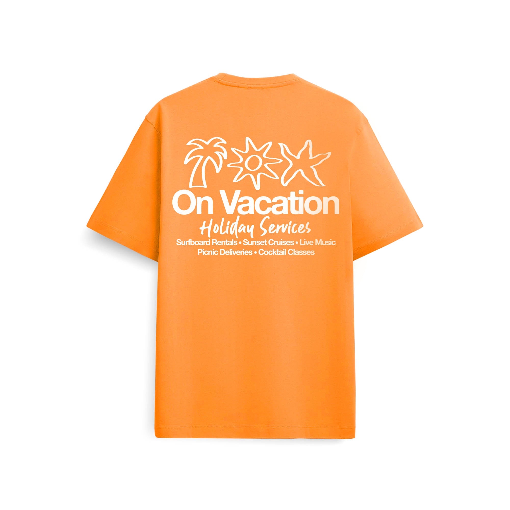 Ein orangefarbenes T-Shirt mit einer weißen Grafik auf der Rückseite, die Palmen, eine Sonne und einen Seestern zeigt. Der Text lautet: On Vacation Holiday Services: Surfbrettverleih, Kreuzfahrten bei Sonnenuntergang, Live-Musik, Picknick-Lieferungen, Cocktail-Kurse.