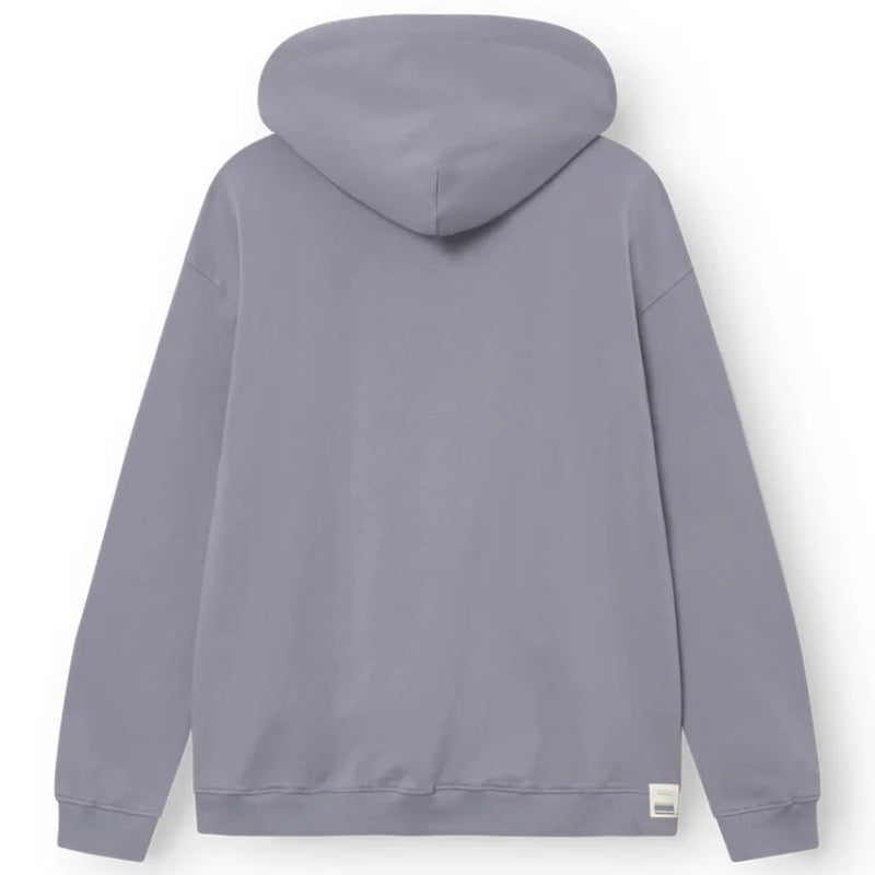 Ein schlichter, hellvioletter Kapuzenpullover mit langen Ärmeln, einer Kapuze und einem kleinen weißen Etikett am linken unteren Saum ist von hinten zu sehen. Der Kapuzenpullover ist vor einem weißen Hintergrund abgebildet.