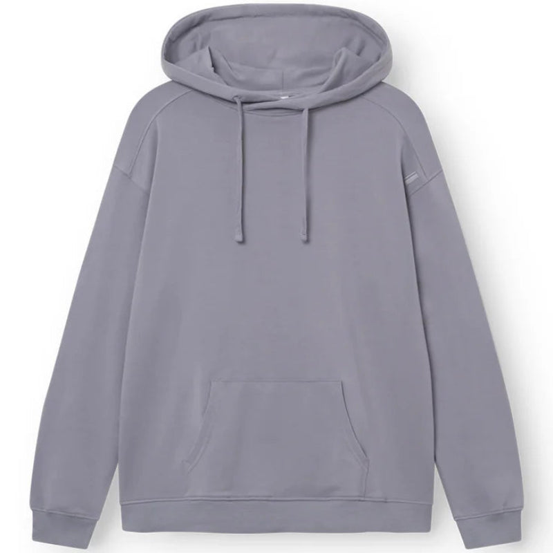 Hellvioletter Kapuzenpulli mit langen Ärmeln, einer Kängurutasche auf der Vorderseite und einer verstellbaren Kapuze mit Kordelzug auf einfarbig weißem Hintergrund.