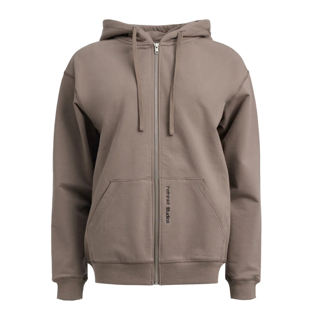 Braune Kapuzenjacke mit Vorderreißverschluss, zwei Taschen und Schriftzug auf der Tasche.