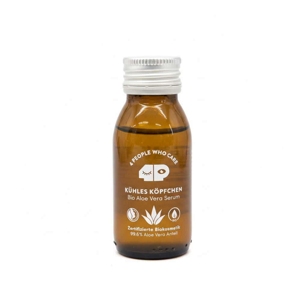 Auf einer grauen Fläche steht ein kleines braunes Glasfläschchen mit der Aufschrift "4 PEOPLE WHO CARE KÜHLES KÖPFCHEN Bio Aloe Vera Serum" und verschiedenen Symbolen und Texten, die auf den Gehalt an biologischer und biokosmetisch zertifizierter Aloe Vera hinweisen.