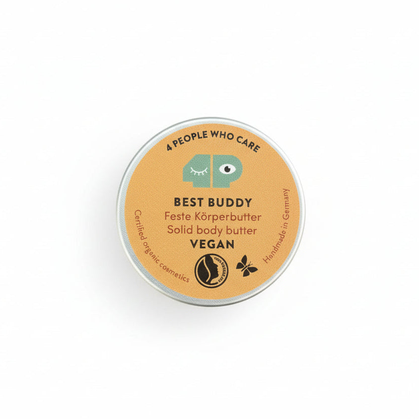 Eine runde Dose mit fester Körperbutter von Best Buddy von 4 People Who Care, die als vegane, zertifizierte Biokosmetik gekennzeichnet ist und in Deutschland handgefertigt wird, mit einem schlichten Design mit grüner und cremefarbener Grafik.