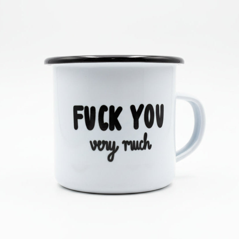 Ein weißer Metallbecher mit schwarzem Rand und der Aufschrift "FUCK YOU very much" in fetten schwarzen Buchstaben auf der Vorderseite. Der Becher ist vor einem schlichten weißen Hintergrund fotografiert.