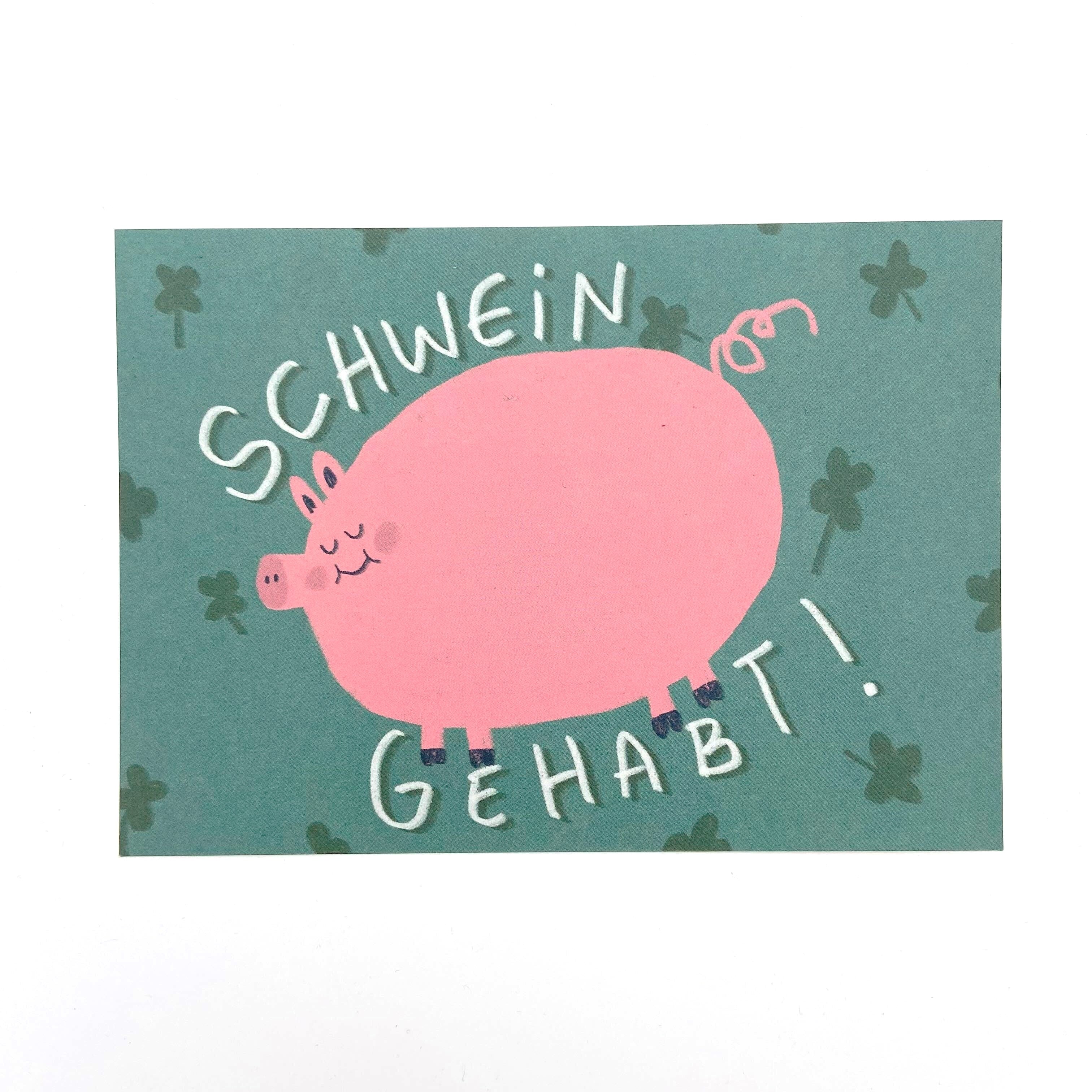 Illustration eines rosafarbenen Schweins mit dem Text "Schwein gehabt!" auf grünem Hintergrund mit Kleeblättern.